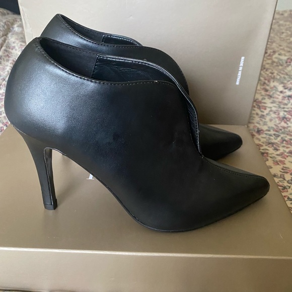 Black shoe with a 3 inch heel - Picture 3 of 10
